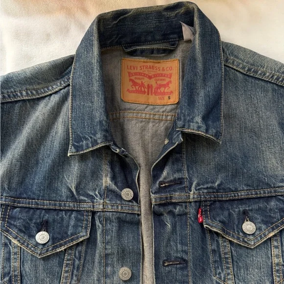 Levi's Faded Classic Trucker Blue Denim Small Jacket Distressed Red Tab 72335